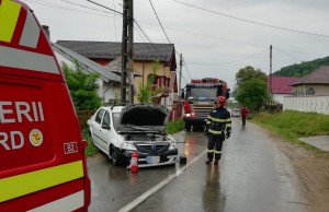 Un bărbat a intrat cu maşina într-un cap de pod