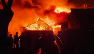 Incendiu violent în două gospodării