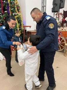 Jandarmii au împodobit cu cadouri bradul copiilor din Hârsești (1)
