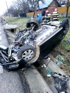 Autoturism răsturnat pe raza localității Drăganu