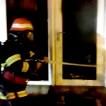 Incendiu la o locuință din municipiul Pitești, strada Calea București (2)