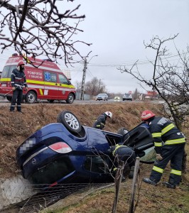 Autoturism răsturnat (2)