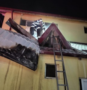 Incendiu la acoperișul unei anexe din orașul Ștefănești