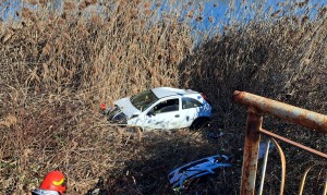 Un şofer a căzut cu maşina în barajul Prundu