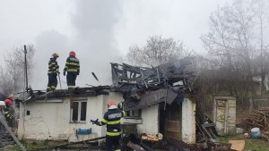Incendiu la o casă din municipiul Curtea de Argeș