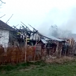 Incendiu la o casă în comuna Pietroșani (2)