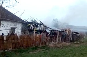 Incendiu la o casă în comuna Pietroșani (2)