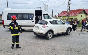 Accident între un microbuz și un autoturism la Ștefănești