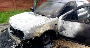 Un Volkswagen Golf a ars că o torţă la Mioveni (1)