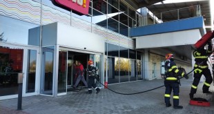 Zeci de pompieri mobilizați la VIVO Mall