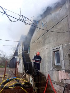 incendiu casa buzoesti (1)