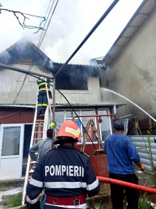 incendiu casa buzoesti (2)