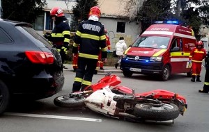 Accident-rutier-între-o-motocicletă-și-un-autoturism