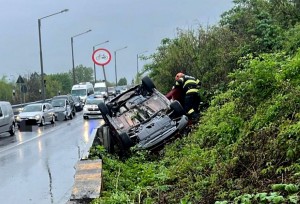 Autoturism răsturnat în zona CNCD din Pitești