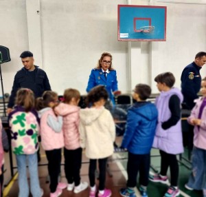 Elevii din Pitești au primit vizita jandarmilor argeșeni (1)