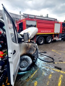 O maşină a luat foc în mers, la Curtea de Argeş