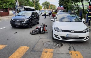 Accident rutier între două autoturisme și o motocicletă pe Bulevardul Republicii