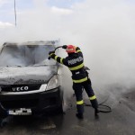 Autoutilitară mistuită de flăcări în localitatea Valea Mare Pravăț (1)