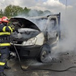 Autoutilitară mistuită de flăcări în localitatea Valea Mare Pravăț (2)