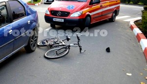Biciclist acroșat de un autoturism