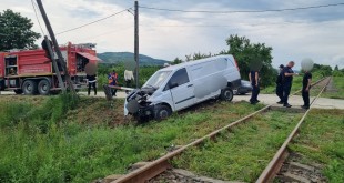 Eveniment feroviar între o autoutilitară și un tren, în localitatea Băiculești (2)