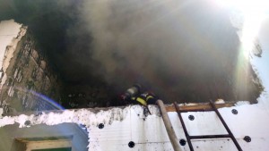 Incendiu la acoperișul unei case în localitatea Suseni