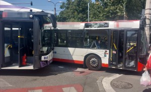 Accident între două autobuze în zona stației de la Muzeu