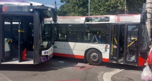 Accident între două autobuze în zona stației de la Muzeu