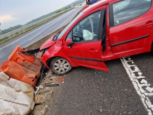 Autoturism intrat în glisiere pe A1