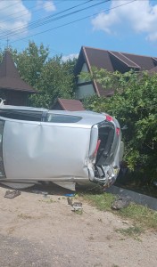 Autoturism răsturnat în comuna Mușătești (1)