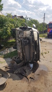 Autoturism răsturnat în comuna Mușătești (2)