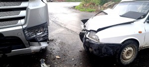 Accident între o autocisternă și un autoturism în comuna Rucăr