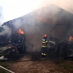 Incendiu puternic la o anexă din municipiul Câmpulung (2)