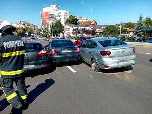 Trei mașini implicate într-un accident pe calea Craiovei