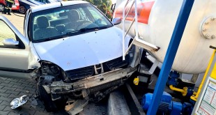 Pericol de explozie!Un șofer a ricoșat cu mașina într-o stație GPL (1)