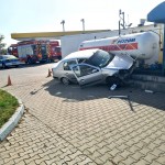 Pericol de explozie!Un șofer a ricoșat cu mașina într-o stație GPL (2)