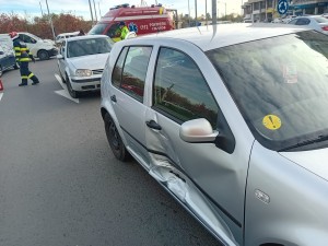Accident între două autoturisme în sensul giratoriu de la Ramada