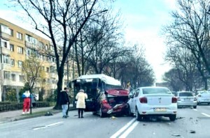 Accident între trei autoturisme în zona Spitalului Militar (3)