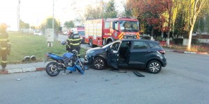 Accident între un autoturism și o motocicletă