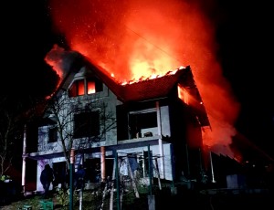 Incendiu devastator la o casă din comuna Pietroșani (8)