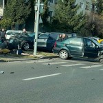 Pitești Accident cu trei autoturisme implicate pe pasarela stradă Crinului în zona Bazinului  (3)