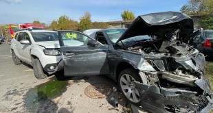 Pitești Accident cu trei autoturisme implicate pe pasarela stradă Crinului în zona Bazinului  (5)
