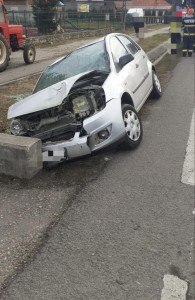 Autoturism răsturnat în comuna Mihăești (1)