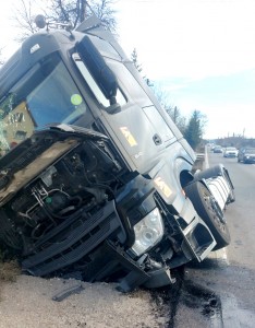 Cap tractor intrat într-un cap de pod la Drăganu (1)