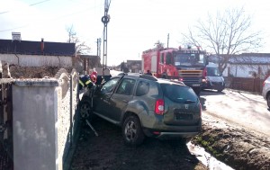 Accident între două autoturisme în comuna Dârmanești