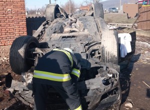 Autoturism răsturnat în localitatea Merișani (2)