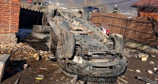 Autoturism răsturnat în localitatea Merișani (2)