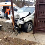 Autoturism intrat într-un cap de pod în comuna Boțești (1)