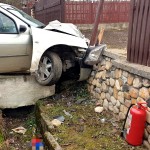 Autoturism intrat într-un cap de pod în comuna Boțești (2)