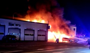 Incendiu la un service auto din zona CNCD (1)